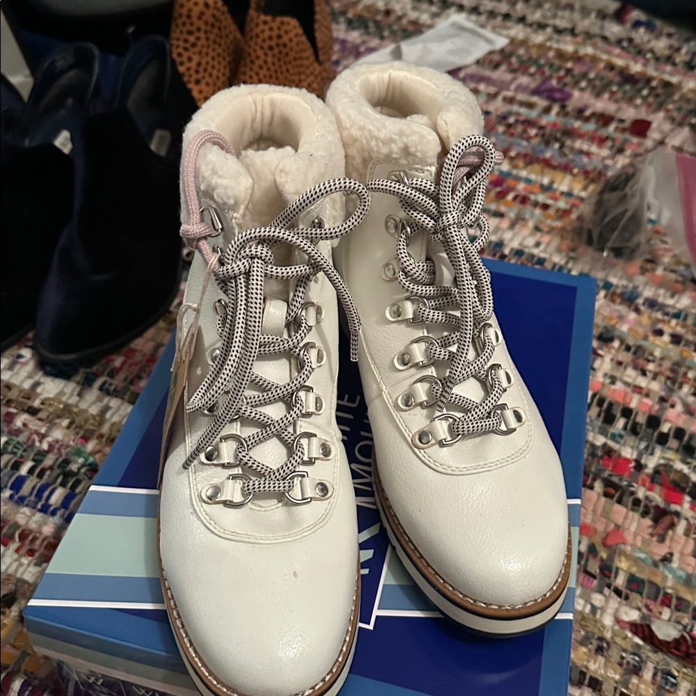 New White Mountain ankle boots